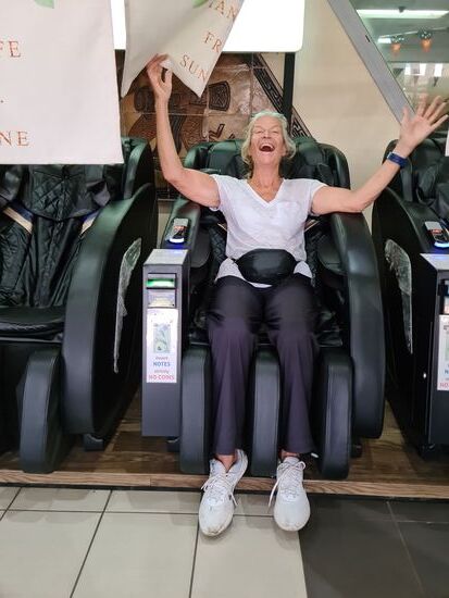 Petra geniesst den Massagesessel, wie wir anderen dann auch.