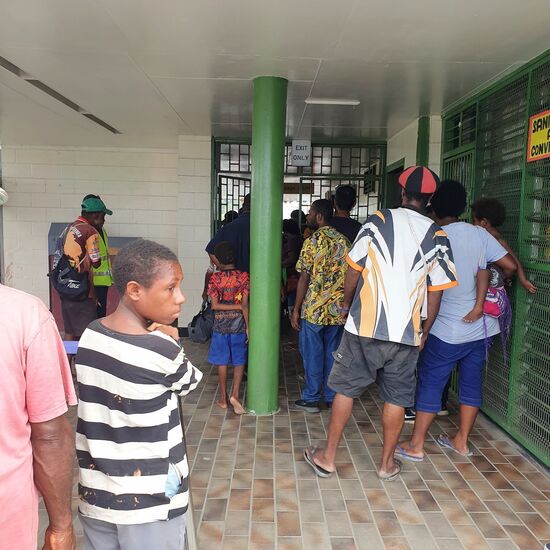 Warten auf die Koffer