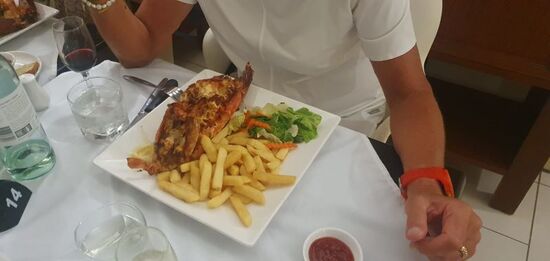 Das Essen war das leckerste bisher auf der Reise, und den Wein haben wir auch niedergemacht.