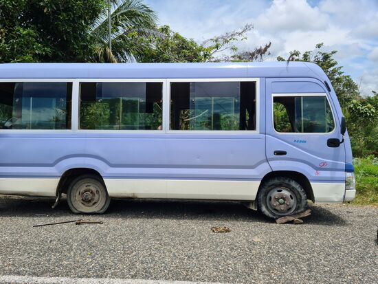 Am Straßenrand. Mal schnell ein Reserverad ausgeliehen. Man hilft sich.