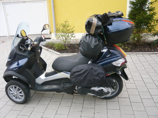 Motorroller Piaggio MP3 400 ccm 34 PS.
Fertig bepackt und Startbereit.