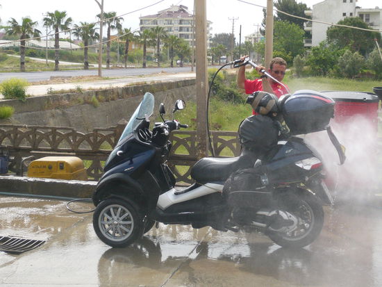 Der Roller wird gewaschen ,kurz vor Alanya
