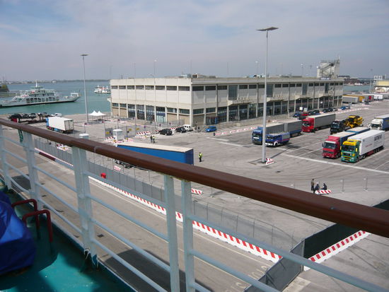 Abfahrt vom Hafen Venedig