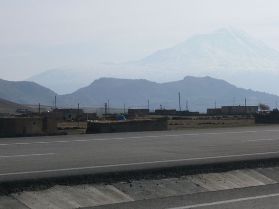 Info Ararat
Im Hintergrund . Berg Ararat
