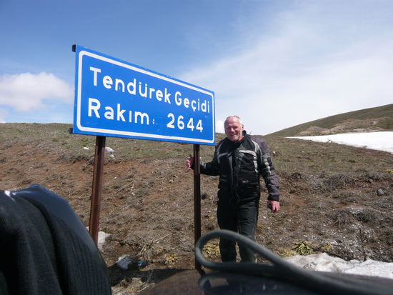 Am berühmt berüchtigten Tendürek Pass an der Grenze zum Iran.
Hier sieht man die Wachtürme der Grenze.
Kurzfilm Tendürek Pass