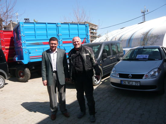 Beim Traktorhändler Chai trinken