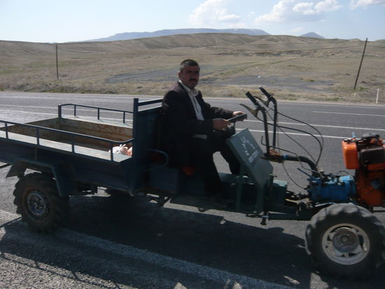 Ostanatolischer Bauer mit seinem " Arbeitsgerät"