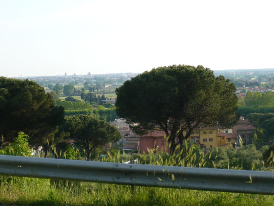 Anfahrt nach Pisa.
Wer genau hinschaut sieht schon den schiefen Turm