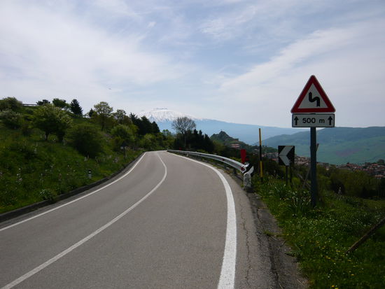 Anfahrt zum Vulkan Ätna
Wer genau hinschaut sieht ihn schon