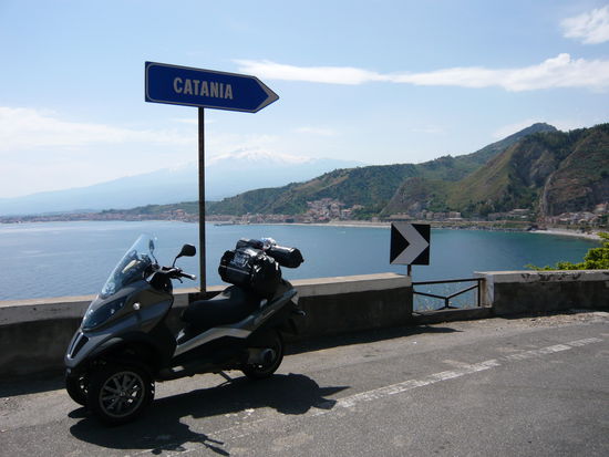 Sizilien . Im Hintergrund der Ätna