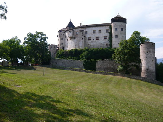 Schloss Pröstels bei Kastelruth
Info Kastelruth
Schloss Prösels gilt als eines der schönsten Schlösser unseres Landes. Die Burganlage wurde in der Zeit zwische 1490 und 1520 im Renaissancestil umgebaut und erweitet. Am beeindruckendsten sind - neben dem Gesamtensemble - der Burghof mit dem Loggiengang und den spätgotischen Fresken, der Pfeilersaal, die einmalige Wendeltreppe aus Sandstein, der Rittersaal im Palas, die freihstehende Burgkapelle und die sogenannte Wagner-Kammer mit ihren Renaissancemalereien. Während der Sommermonate finden dort neben Schlossführungen zahlreiche kulturelle Veranstaltungen wie Konzerte, Ausstellungen und Theateraufführungen statt. Das Schloss kann nur im Rahmen von Führungen, täglich außer Samstags, besichtigt werden.