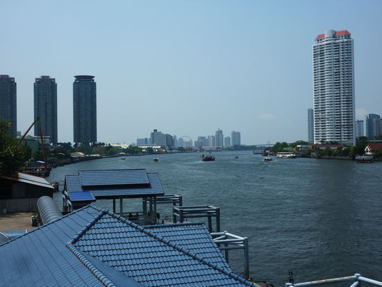 Blick vom Skytrain/Rivertaxi in Richtung Chatrium Hotel Riverside (der rechte Turm von den drei auf der linken Seite).