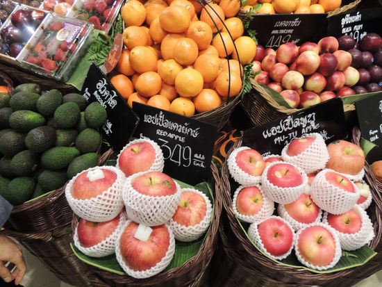 Man beachte die Avocados, Nektarinen und Orangen in Normalgröße hinter den Monsteräpfeln.