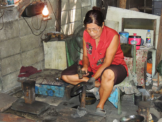 Diese Dame macht die Feinarbeit.