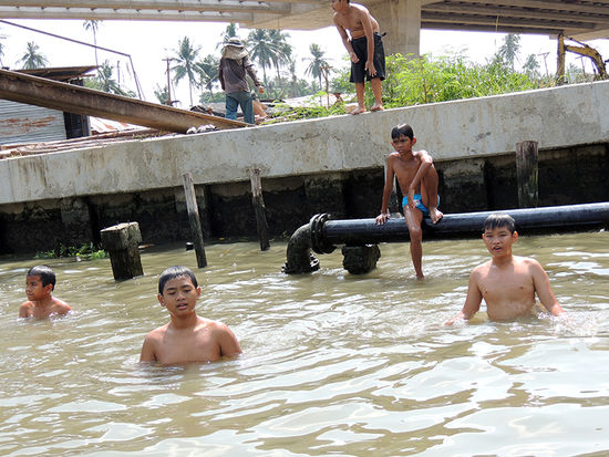 Unglaublich, dass der Klong sogar als Spielplatz dient.