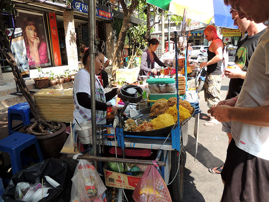 Die rollenden Garküchen - wer sie nicht probiert hat, ist selber schuld!
Hier gibt es gebratene Nudeln oder gebratenen Reis mit Gemüse und Fleisch für Kleingeld.