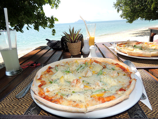 Die erste (Seafood-) Pizza, mit wahnsinnig viel Käse.