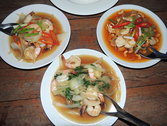 Hier z.B. diese 3 Gerichte mit 2x Reis und mind. 4 Getränken - 14 Euro zusammen.