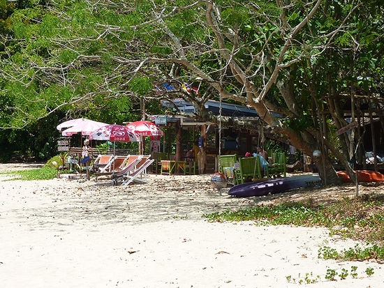 Erstmal ein Trinkpäuschen an der Strandbar und "abkühlen" im Wasser.
