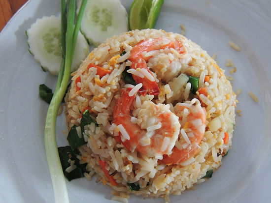 Gebratener Reis mit Garnelen und Trinken 2,40 Euro.