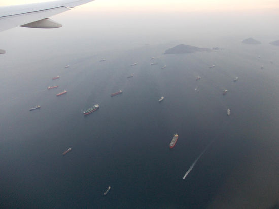 Wie die Motten zum Licht, steuern hunderte Tanker die Einfahrt des Panamakanals an. Ein faszinierender erster Eindruck, beim Sinkflug auf Panama City.
