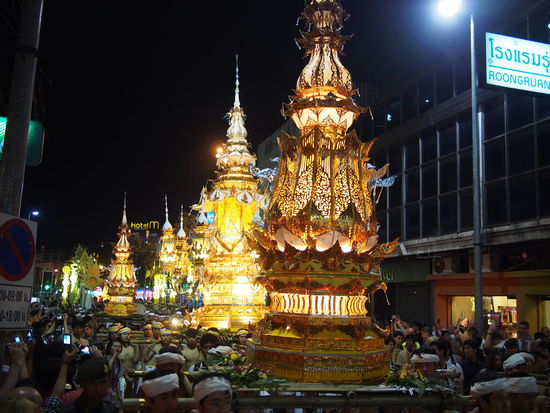 Parade entlang der Ta Pae Road