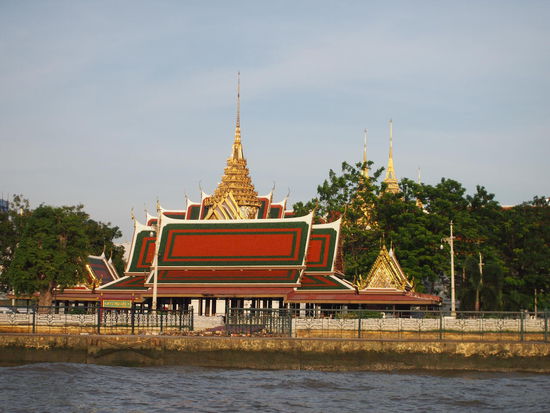 Wat Phra Kheo vom Chayo Praya aus.