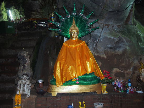 Goldener Buddha am Ende des frei zugaenglichen Bereichs