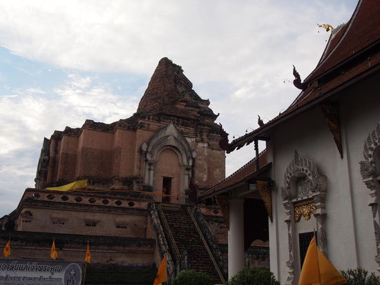 Der gigantische Chedi, irgendwann durch ein Erbeben eingestuerzt.