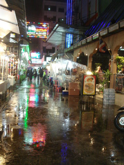 Verregnetes Bangkok bei Nacht. Interessant ist, dass hier im Vergleich zur Khao San Gegend sehr viele arabische Touristen und auch entsprechende Lokale zu finden waren.