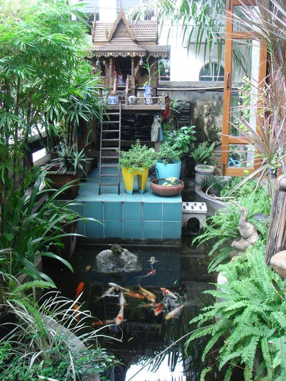 Geisterschrein mit Koi-Teich im Eingangsbereich des Hostels