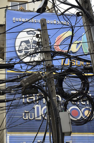 Typisches Kabelchaos in den Straßen von Bangkok