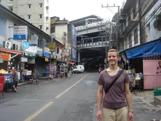 Straße in Klong Toey, in der unsere neue Unterkunft steht.