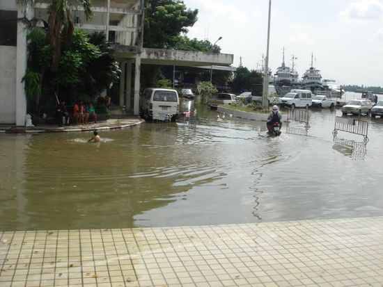Thaikinder baden in der Brühe