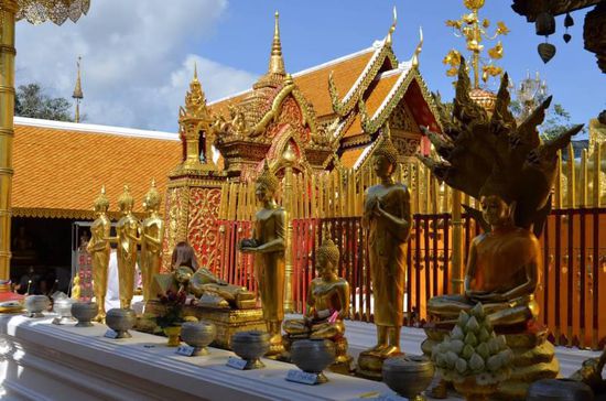 Der Tempel ist überall vergoldet und schaut im Vergleich zu den bisher gesehenen Tempeln noch prunkvoller aus.