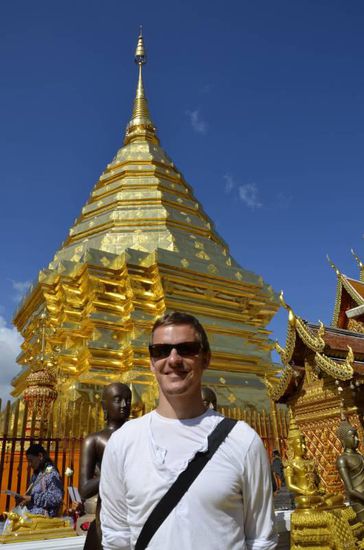 Hier sind recht viele Touristen, aber auch einige Einheimische beim Beten anzutreffen.