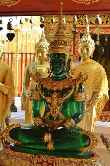 Im Tempelbereich stehen zahlreiche komplett vergoldete Buddha-Statuen - einer war sogar aus massivem Smaragd gefertigt.