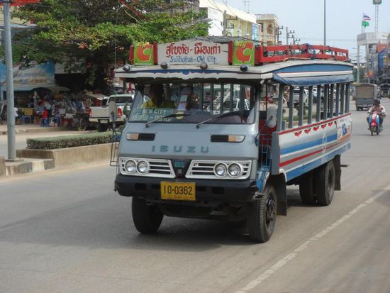 Das sind die öffentlichen Busse, ohne Fenster und Türen, mit 2 Holzbänken zum draufsitzen im Inneren. Mit so einem Bus sind wir dann am nächsten Morgen nach Alt-Sukhothai aufgebrochen.