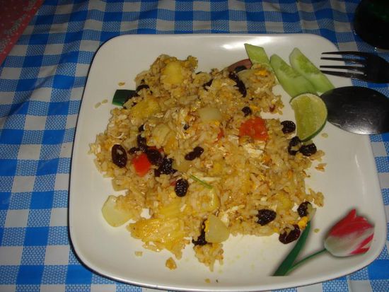 Fried Rice with Pineapple: lustige Kombination aus Reis, Ananas, Rosinen, Zwiebeln, Tomaten, Gurken, Ei und Limette 
war sehr lecker 