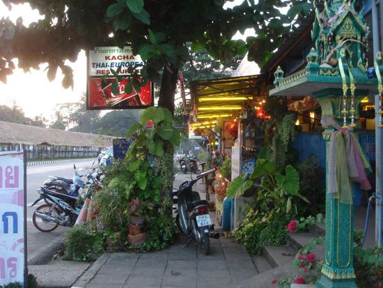 Auch hier werden die Restaurants bis auf den Geweg ausgedehnt - Barrierefrei ist Thailand auf jeden fall nicht