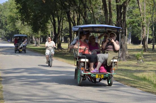 Manche Touristen (vor alllem die gut gebauten) haben sich mit Tuk-Tuks durch die Anlage fahren lassen, andere (vor allem die Japaner) wurden mit richtigen Sightseeing-Bussen rumkutschiert und haben dabei alles und jeden gefilmt 