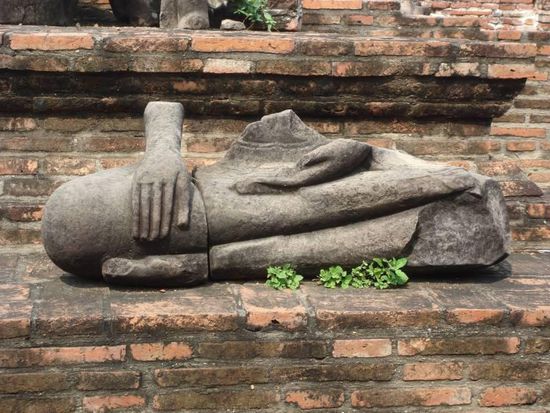 Seitdem die Stadt vor ca. 300 Jahren von den Birmanen zerstört wurde, haben hier die meisten Buddha-Statuen keinen Kopf mehr...