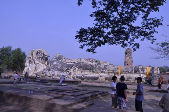 Der Kopf des ca. 20m langen liegenden Buddha wurde vor ca. 50 Jahren restauriert.