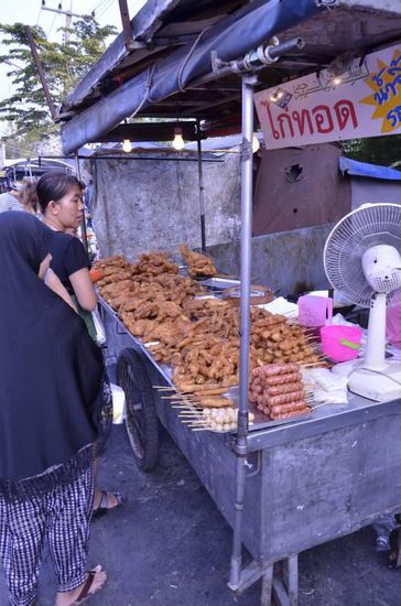 Fritiertes Allerlei ... so ein Stand fehlt auf keinem Markt, auch wenn er noch so klein ist