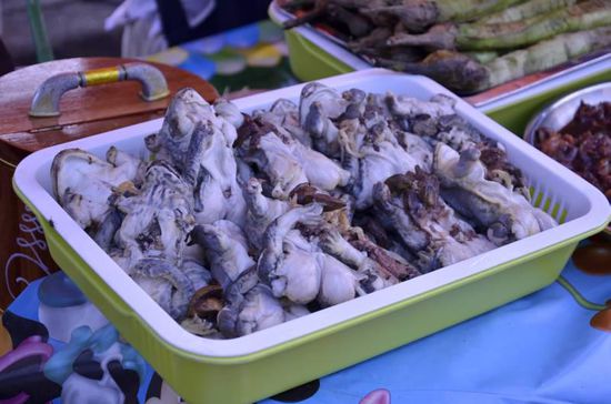 Frösche, Hühnerfüße, Schweinenasen - alles was das Herz begehrt wird hier "frisch" zubereitet 