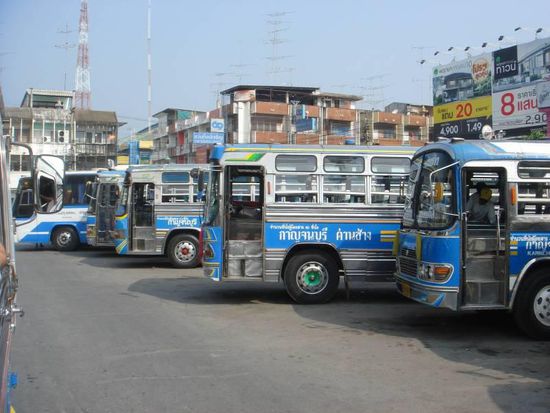 Busbahnhof in Kanchanaburi - die Busse hier sind vergleichsweise top in Schuss. Richtig abenteuerlich war der Bus der uns zurückgebracht hat, den hat haupsächlich der Rost zusammengehalten 