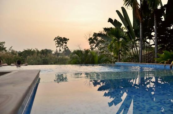 ein Blick über den Pool Richtung Fluss