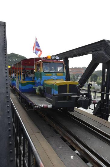 Ein Bimmelbähnchen fährt mehrmals am Tag die Brücke auf und ab, in welches sich die Touristen setzen können