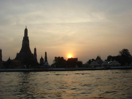 Blick auf Wat Arun und den Sonnenuntergang vom Express Boat aus