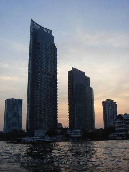 Etwas weiter flussabwärts prägen dagegen riesige Wolkenkratzer das Stadtbild - ganz links am Bildrand liegt unser kleines Ibis mit seinen 6 Stockwerken 